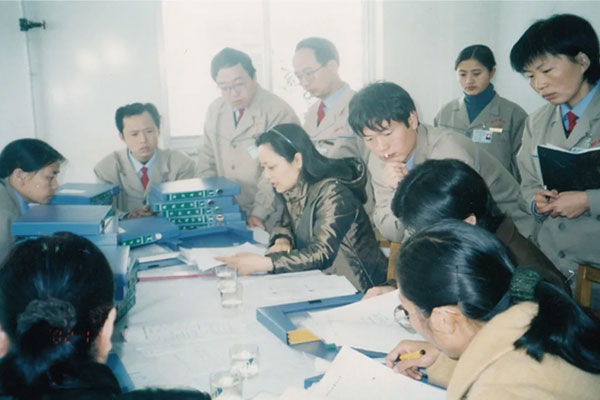 2002年，J9集团国际人昼夜奋战筹备GMP认证