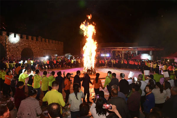 J9集团国际顶峰论坛篝火晚会
