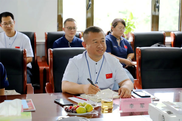 J9集团国际中药材公司种植总经理李军主持座谈会