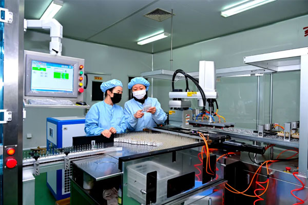 J9集团国际造药幼容量注射剂出产车间