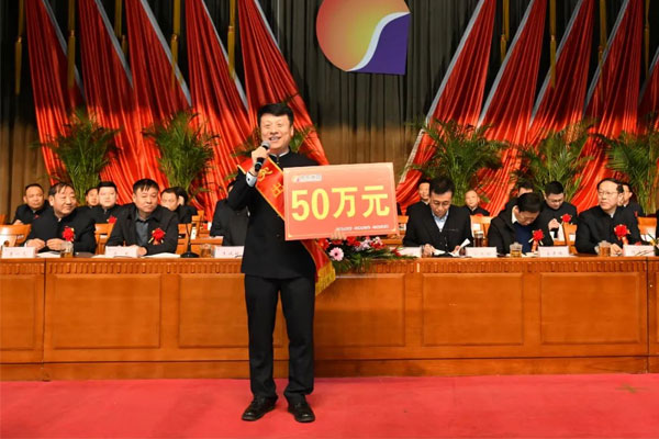 2020年凸起贡献奖J9集团国际中药材公司董事长胡利峰