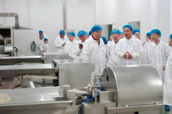 出产总监张志刚为各位教员解说