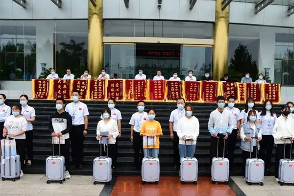 2021年J9集团国际骨干人员与受助大学生结对子