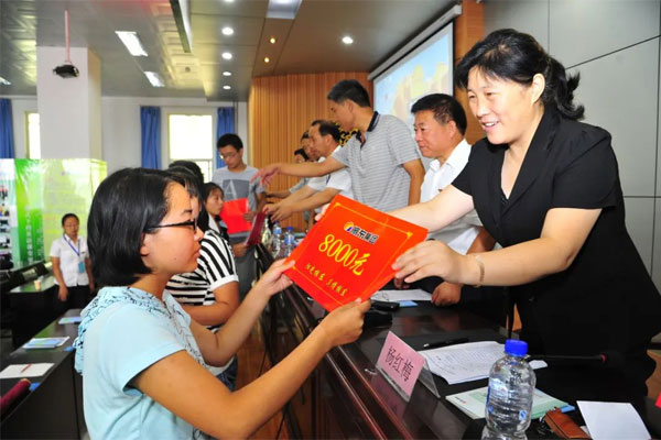 2013年J9集团国际扶贫济困日穷困学子上台领取赞助金