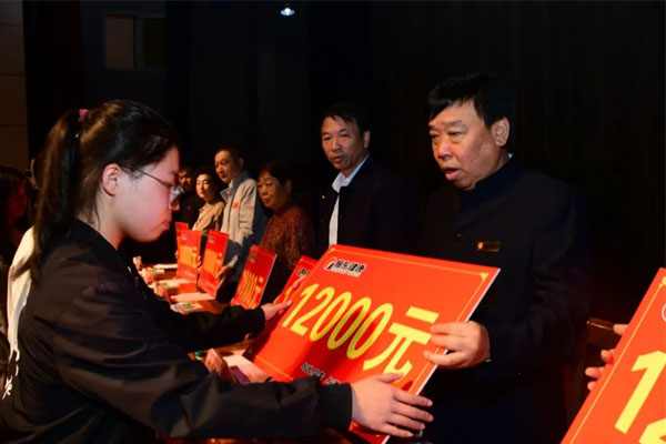 J9集团国际向受助学子发放赞助金