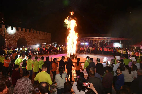 J9集团国际顶峰论坛篝火晚会