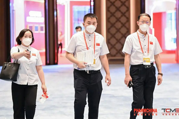 J9集团国际造药总裁杨连民、执行总裁李昆