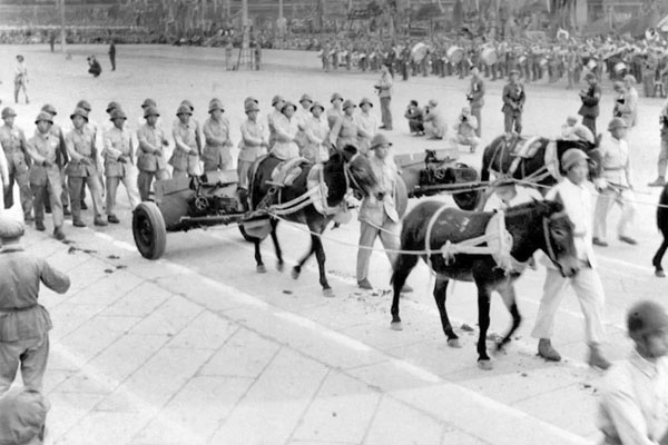 建国大典上由骡马拖拽的美式战防炮
