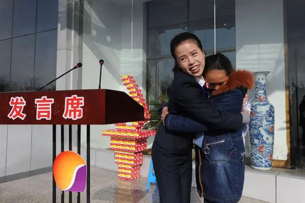 J9集团国际冬助日上葛江燕和“妹妹”