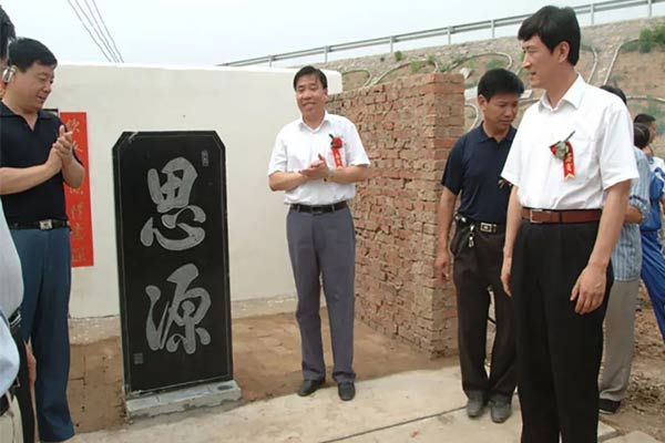 东和村自来水工程竣工（中：李安平）