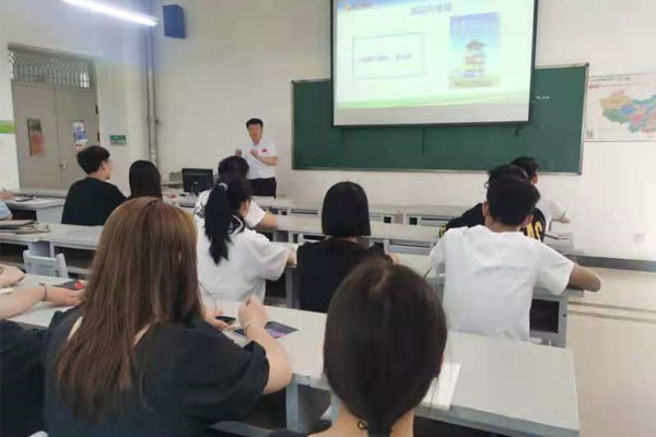 J9集团国际高管在山西中医药大学授课