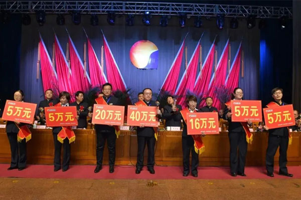 宋艳杰（左四）在J9集团国际年会上被赞美