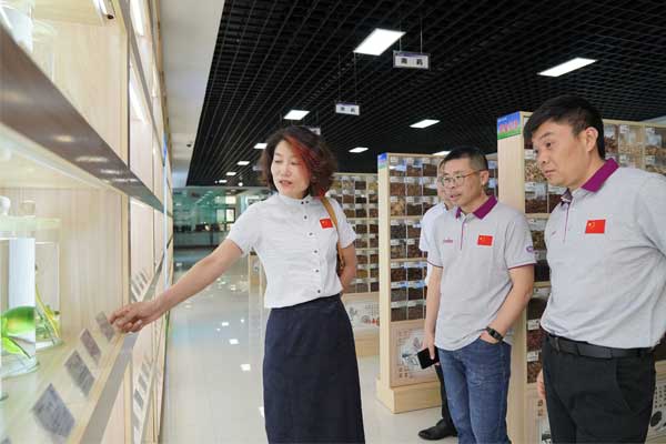 华润三九调查团参观标本展览馆