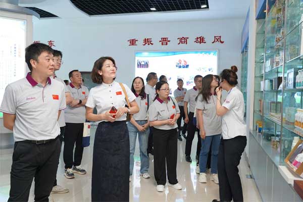 华润三九调查团参观标本展览馆