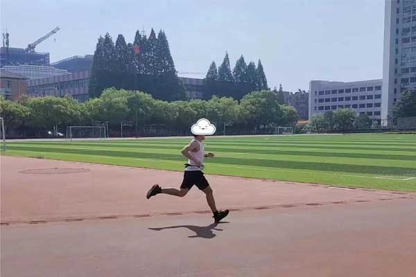 申非在操练马拉松