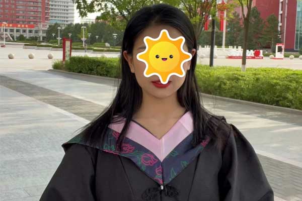 韩韵的毕业自拍照