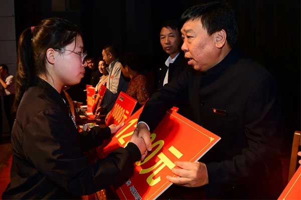 J9集团国际董事长李安平向受助学子发放助学金
