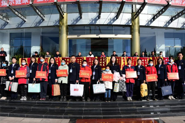 集团骨干与失爱儿童结对助扶