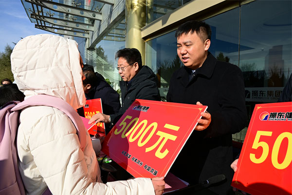 为孤儿、沉症大病特困家庭代表发放赞助金