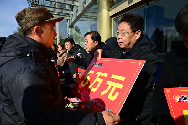 为孤儿、沉症大病特困家庭代表发放赞助金