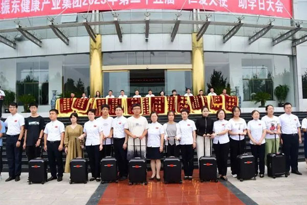 员工对受助学生进行结对助扶