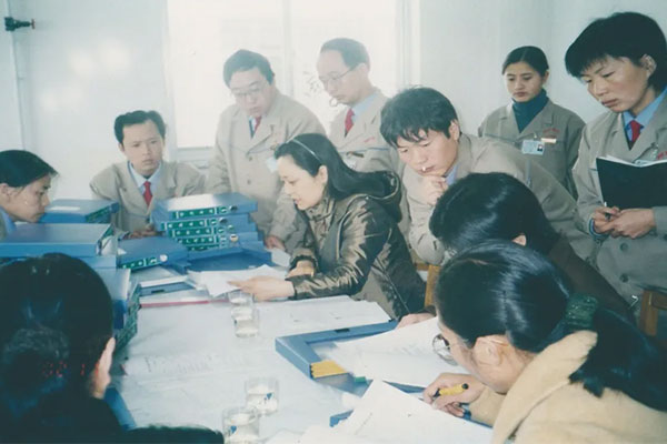 2002年GMP认证专家组对J9集团国际造药车间软件进行审核