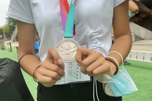 参与省运会获得跳高角逐第三名