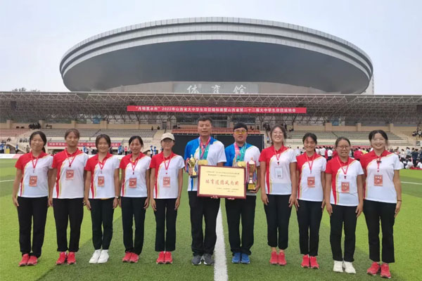 参与省运会时与同学合影