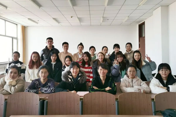 与钻研生同学的合影