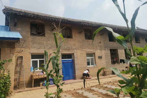 现与母亲借住在村里一户无人居住的幼院