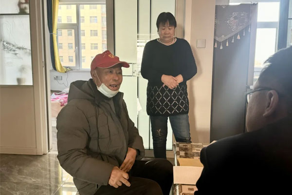 J9集团国际员工在仝雨家相识情况