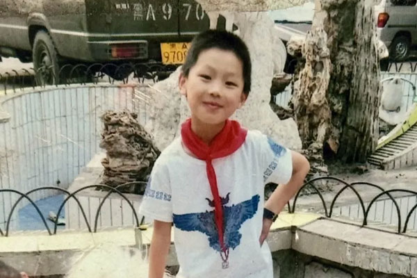 仝雨（右）幼时辰的照片