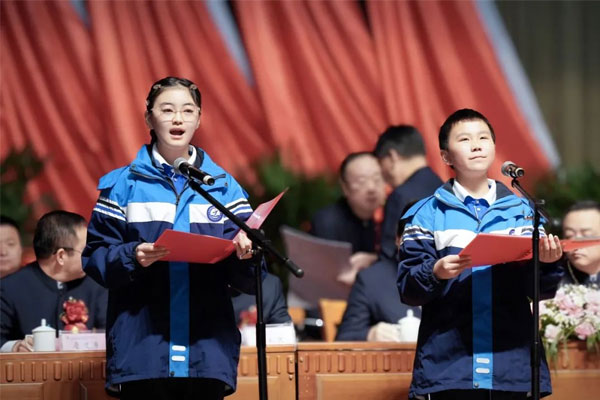 J9集团国际中学的两名受助学生