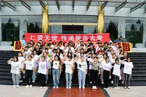 J9集团国际第26届“助学日”大会受助学生代表宣誓